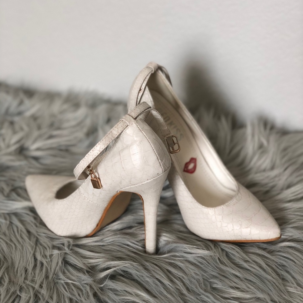 Red kiss heels